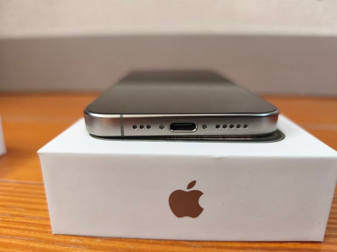 Apple iPhone 15 Pro 本体　おまけ付き