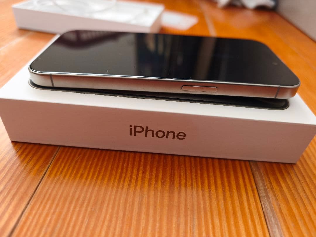 Apple iPhone 15 Pro 本体　おまけ付き