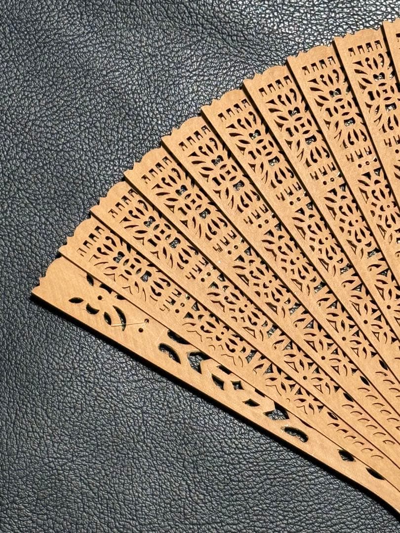 扇子　20.6cm 白檀　透かし彫り　繊細　細工　工芸　着物　和装