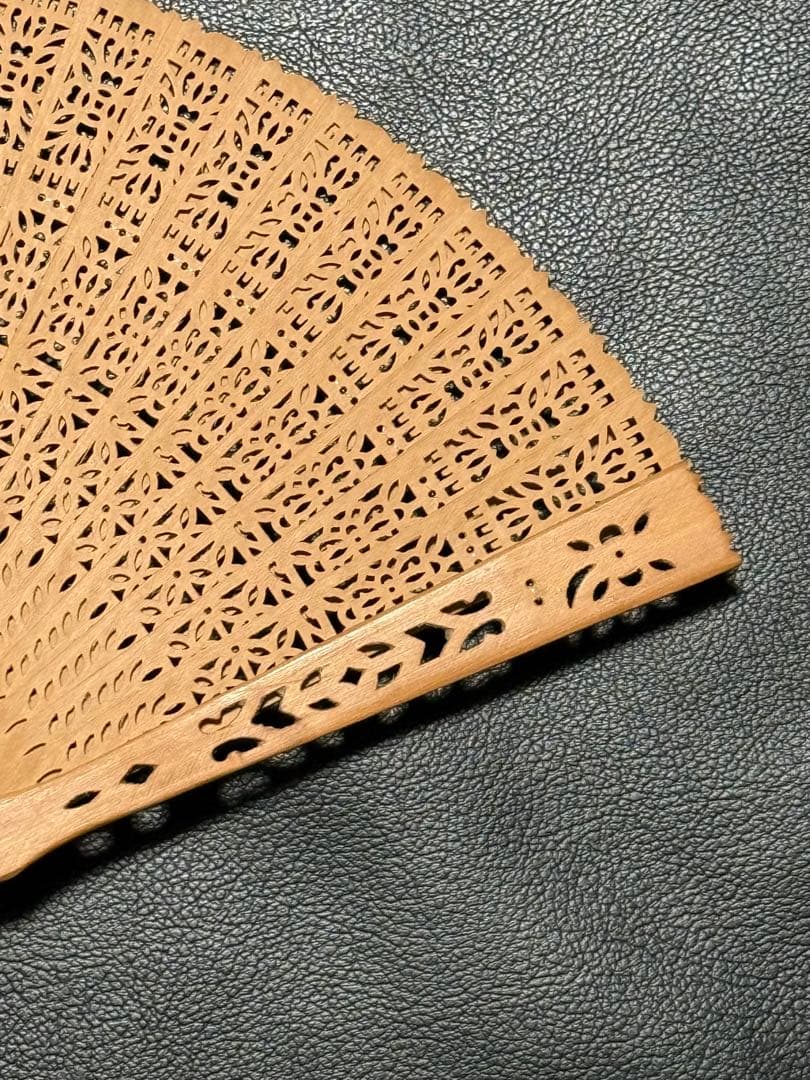 扇子　20.6cm 白檀　透かし彫り　繊細　細工　工芸　着物　和装