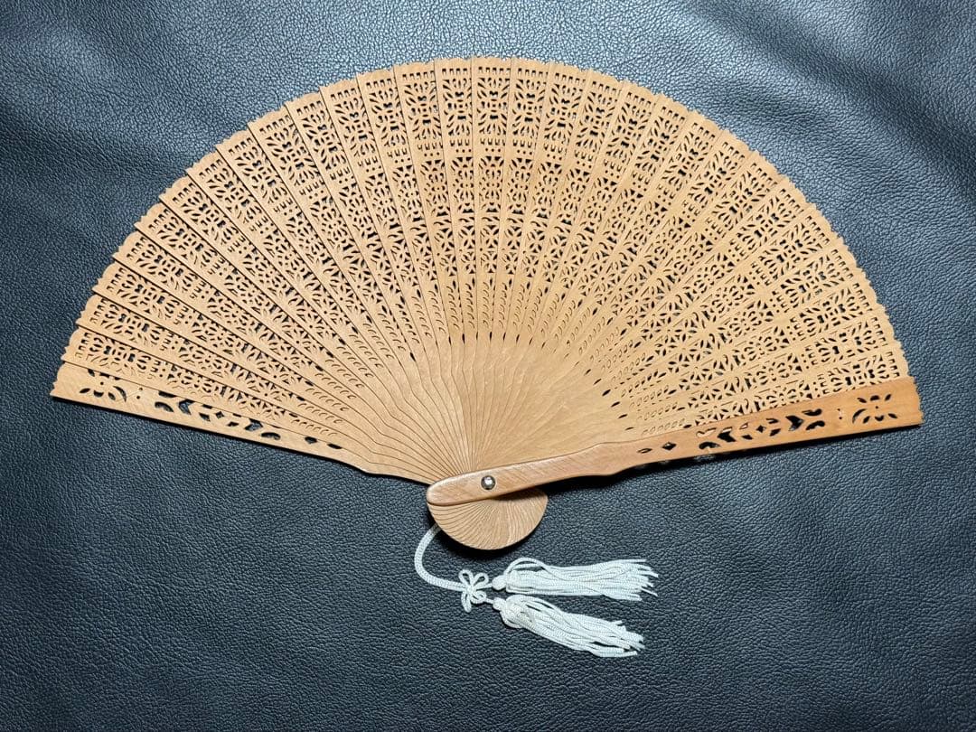 扇子　20.6cm 白檀　透かし彫り　繊細　細工　工芸　着物　和装