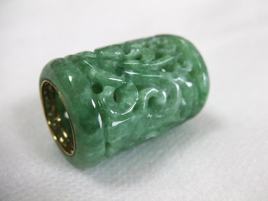 本翡翠　透かし彫り　ペンダントトップ　樽型　バレル