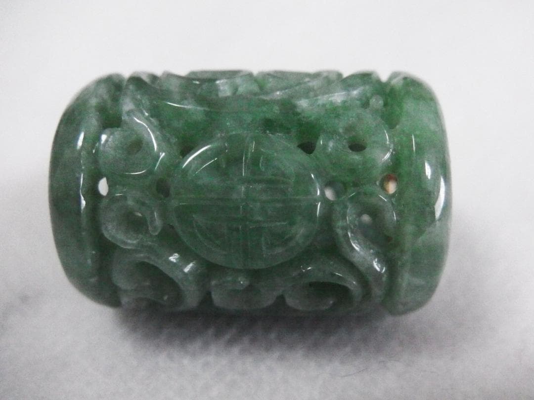 本翡翠　透かし彫り　ペンダントトップ　樽型　バレル