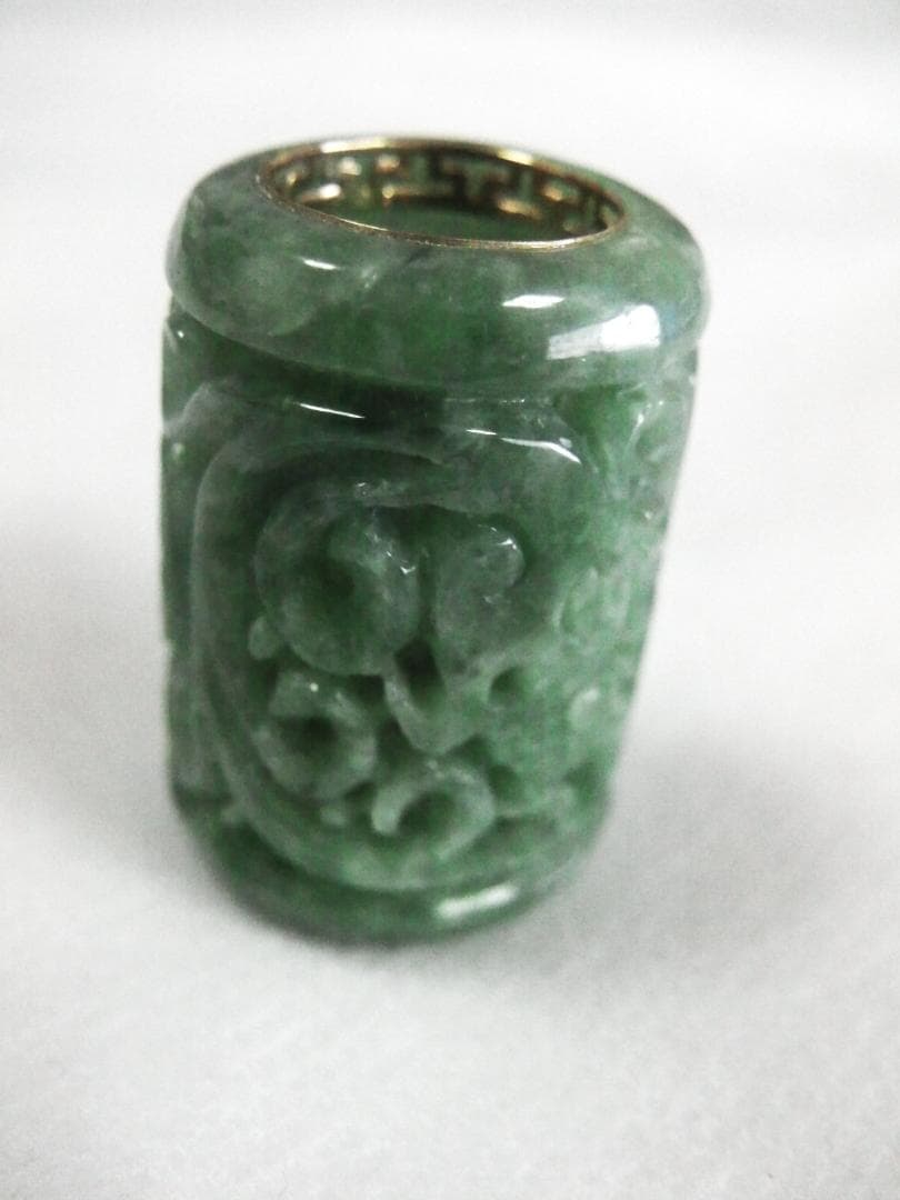 本翡翠　透かし彫り　ペンダントトップ　樽型　バレル