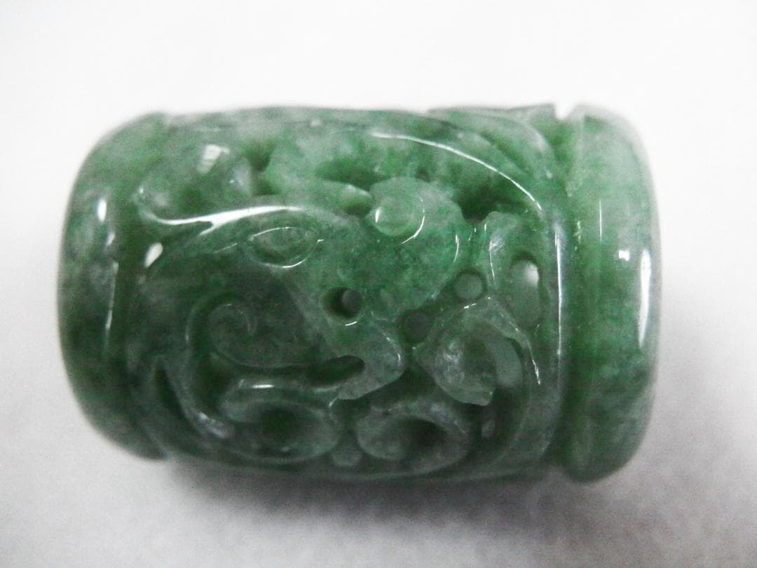 本翡翠　透かし彫り　ペンダントトップ　樽型　バレル