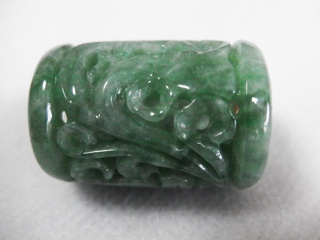 本翡翠　透かし彫り　ペンダントトップ　樽型　バレル