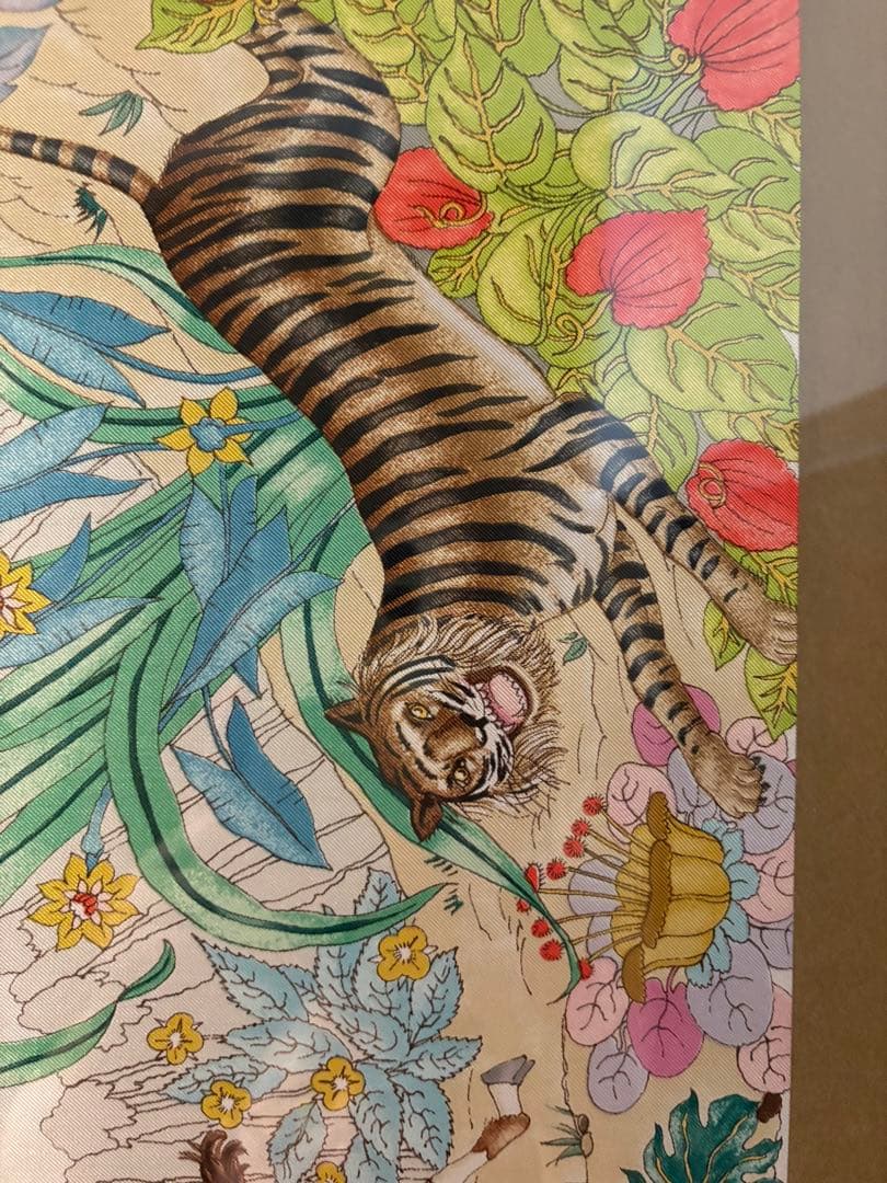 Gucci の動物柄スカーフの額装 86センチ×86センチの正方形