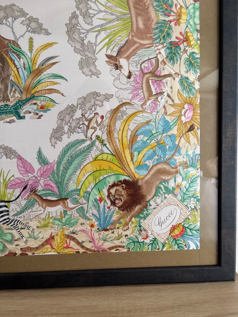 Gucci の動物柄スカーフの額装 86センチ×86センチの正方形