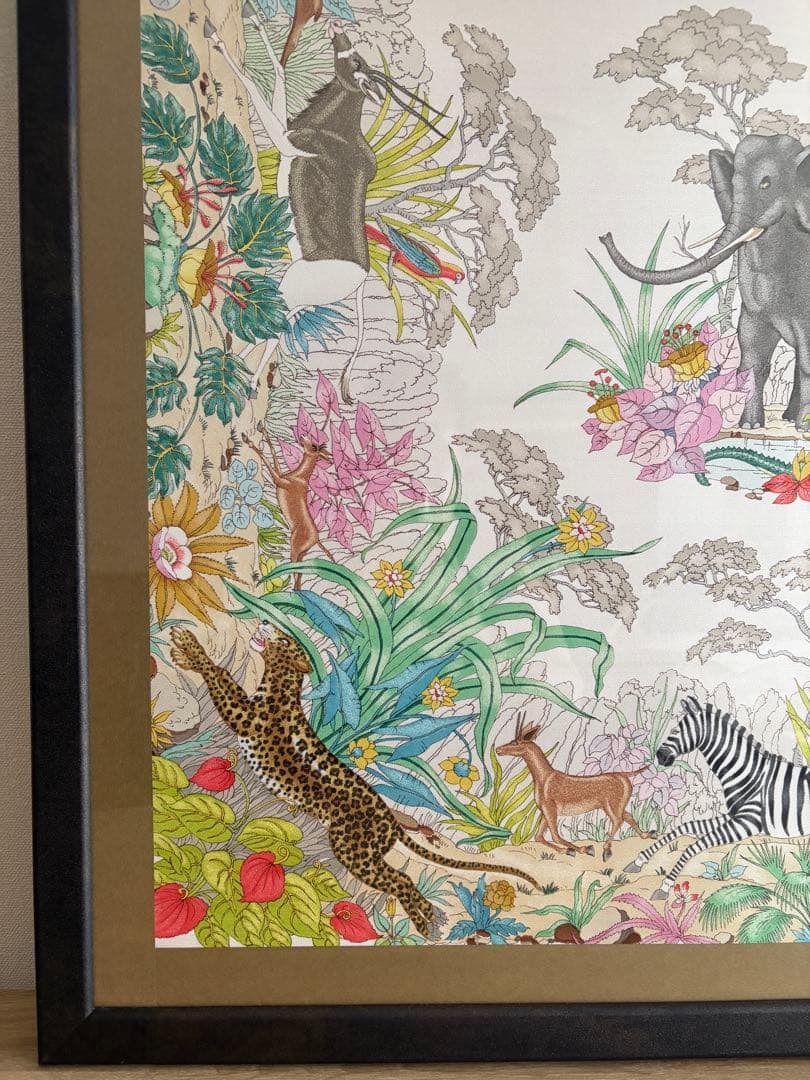 Gucci の動物柄スカーフの額装 86センチ×86センチの正方形