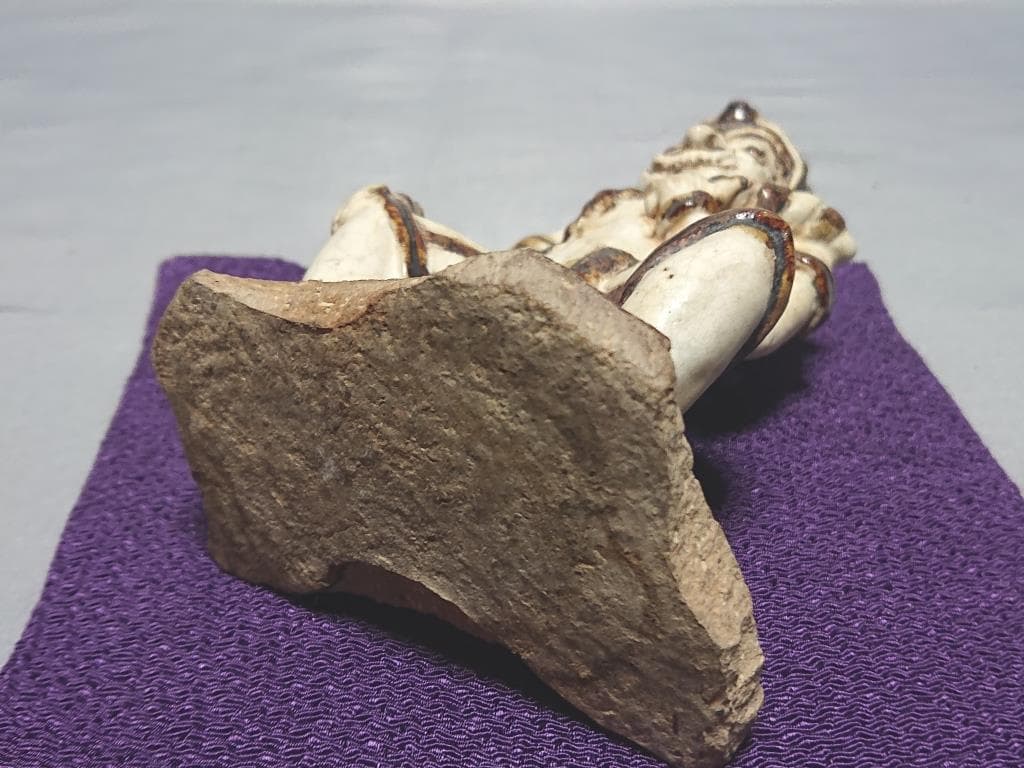 コレクター収集品　タイ　スワンカローク　コウノイ窯　白濁鉄絵武人像