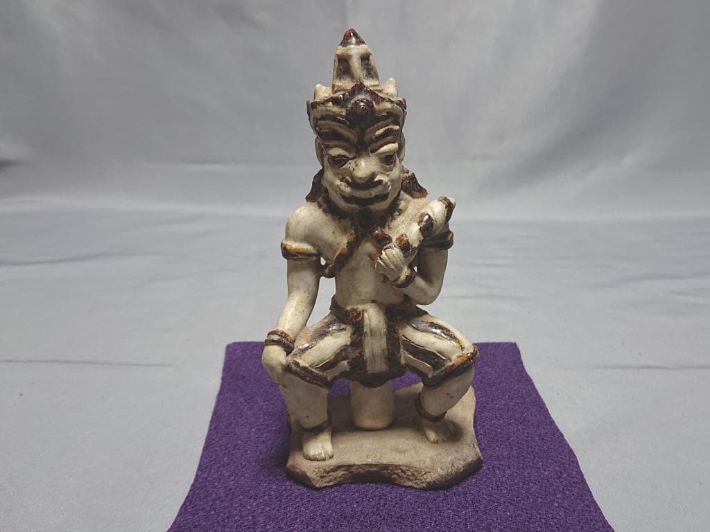 コレクター収集品　タイ　スワンカローク　コウノイ窯　白濁鉄絵武人像