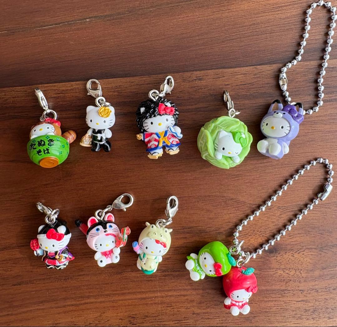 美品♡ご当地キティ根付け、キーホルダー、ピンズ　60個まとめ売り＋りんごキティ缶