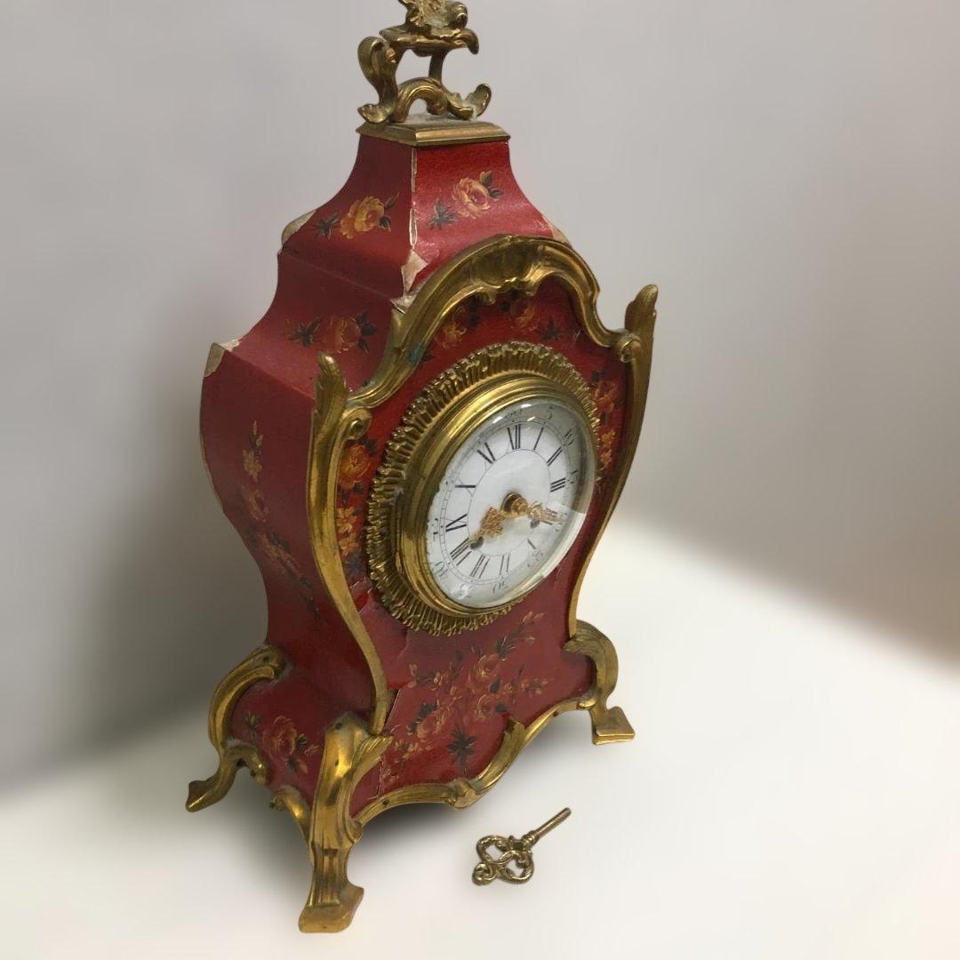 送料無料 アンティーク風 置時計 手巻き式 花模様 ゴールド装飾 251104