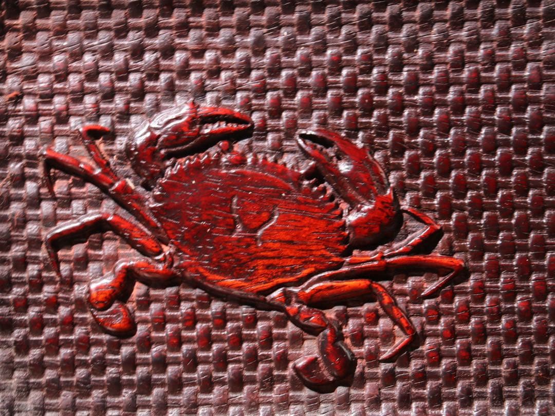 カニ彫刻の木製トレイ　老紫檀木 彫刻