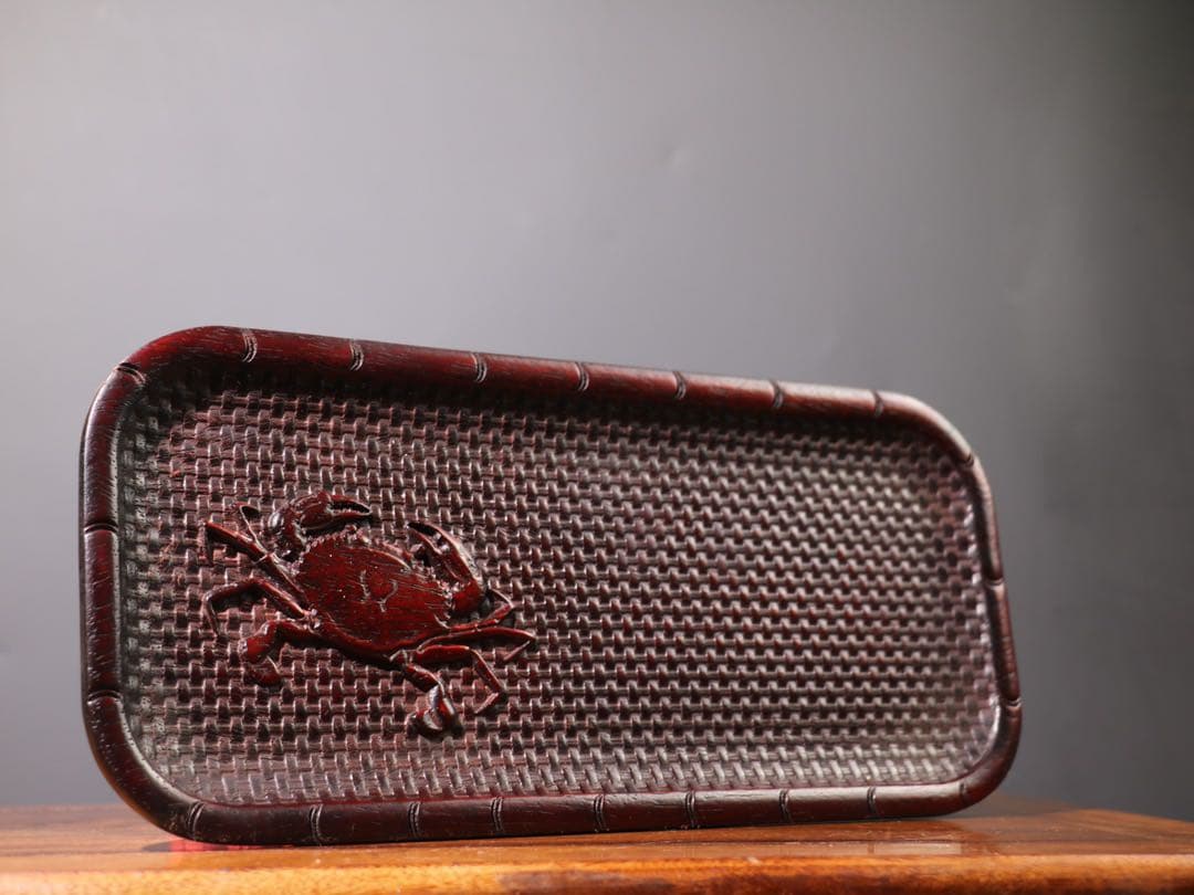 カニ彫刻の木製トレイ　老紫檀木 彫刻