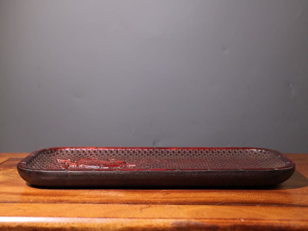 カニ彫刻の木製トレイ　老紫檀木 彫刻