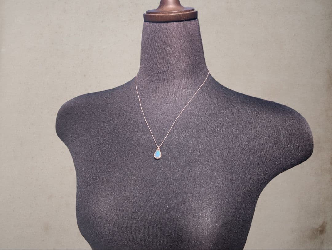 オパールのネックレス