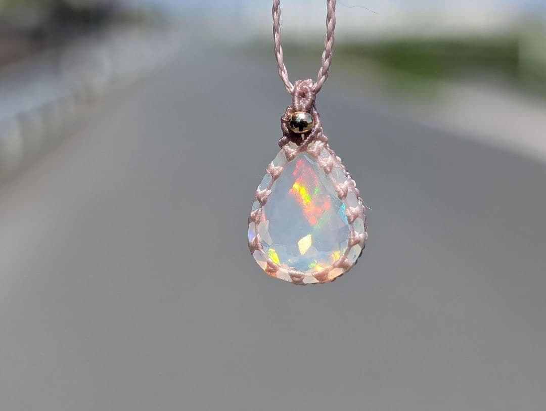 オパールのネックレス