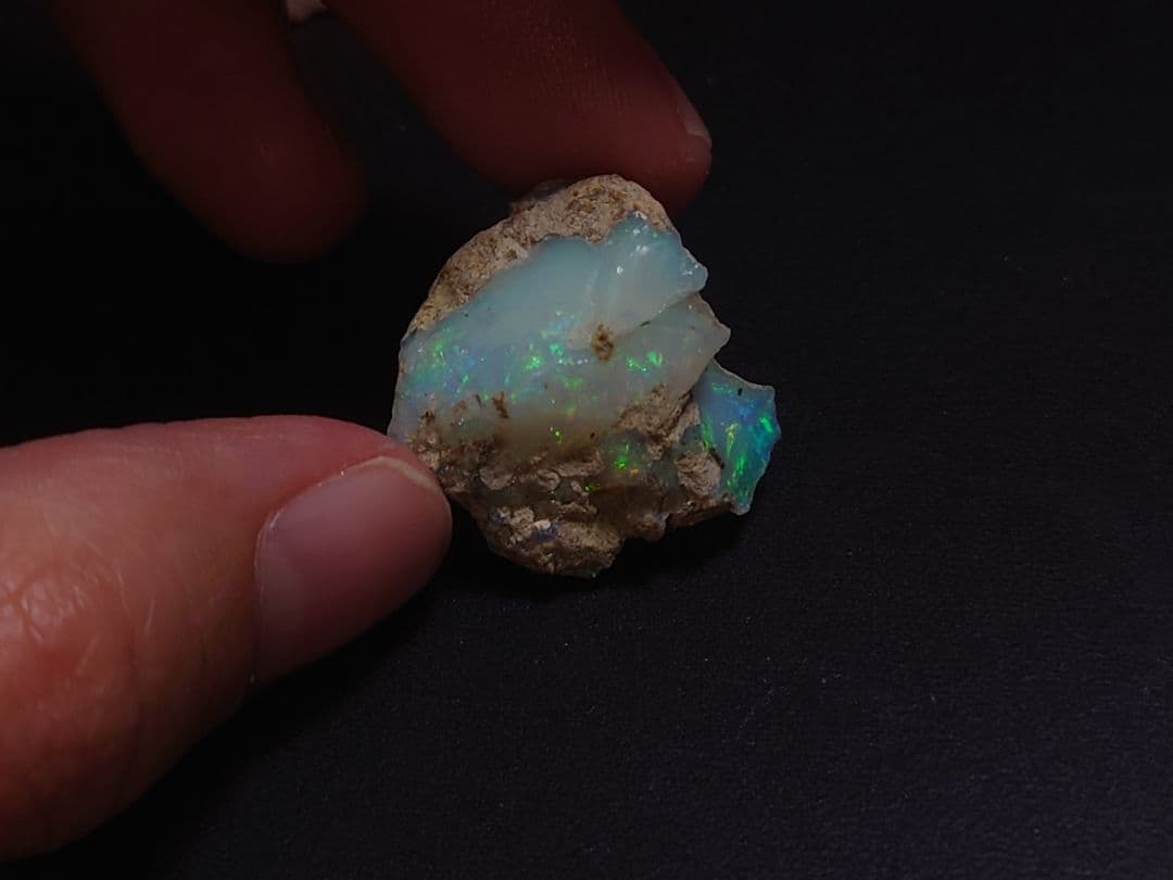 エチオピアウェロ産オパール　ジュエリー　グレード　プレシャス　遊色　鉱物標本