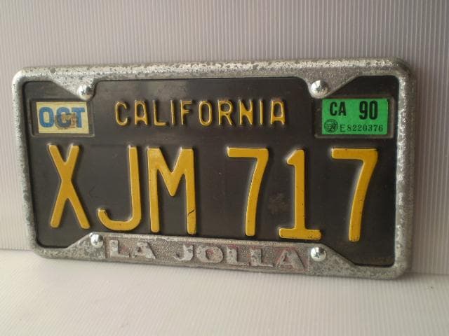 XJM 717' California'カルフォルニアライセンスプレート。