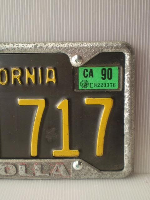 XJM 717' California'カルフォルニアライセンスプレート。