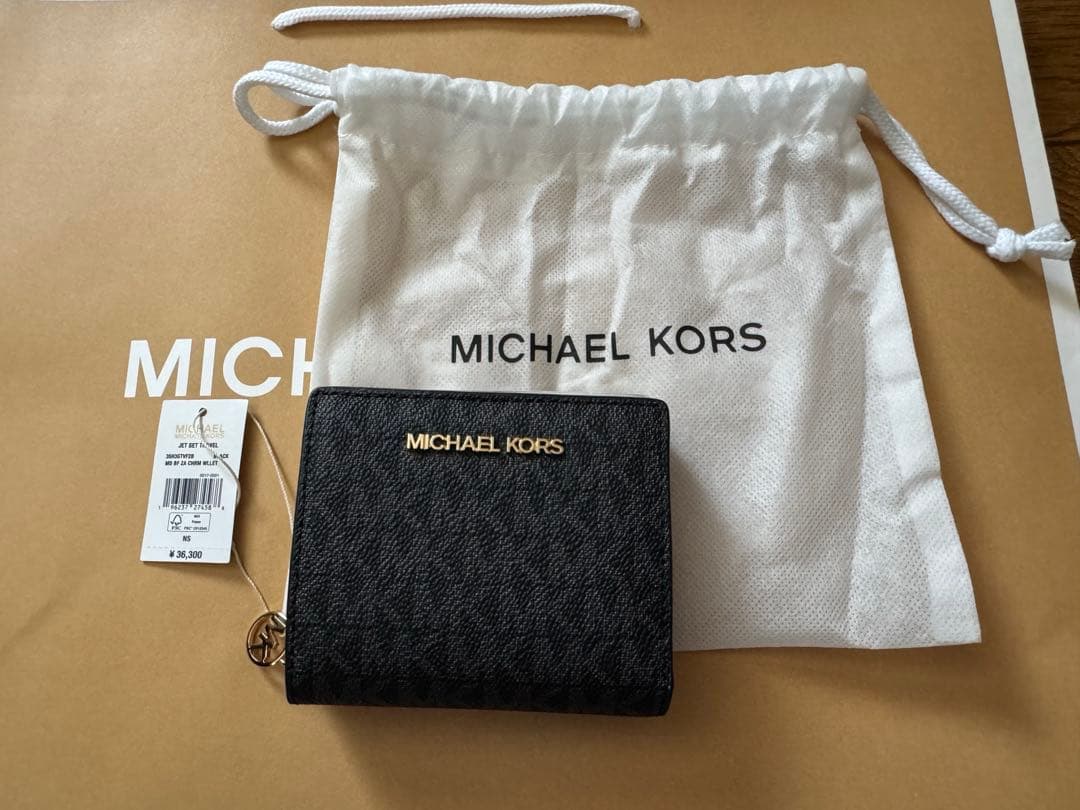 新品 マイケルコース 2つ折り財布