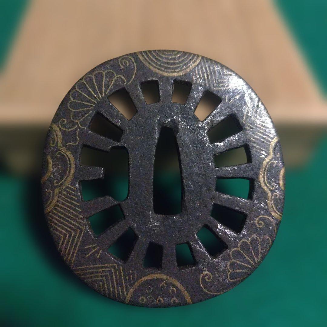 金属製 鍔(つば) 円形 黒色 金色装飾 象嵌　鉄地