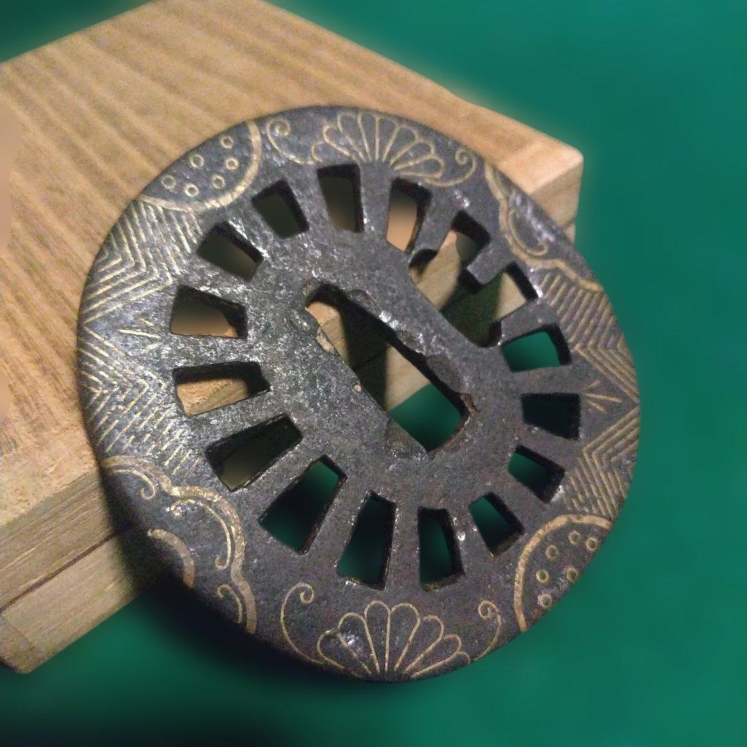 金属製 鍔(つば) 円形 黒色 金色装飾 象嵌　鉄地