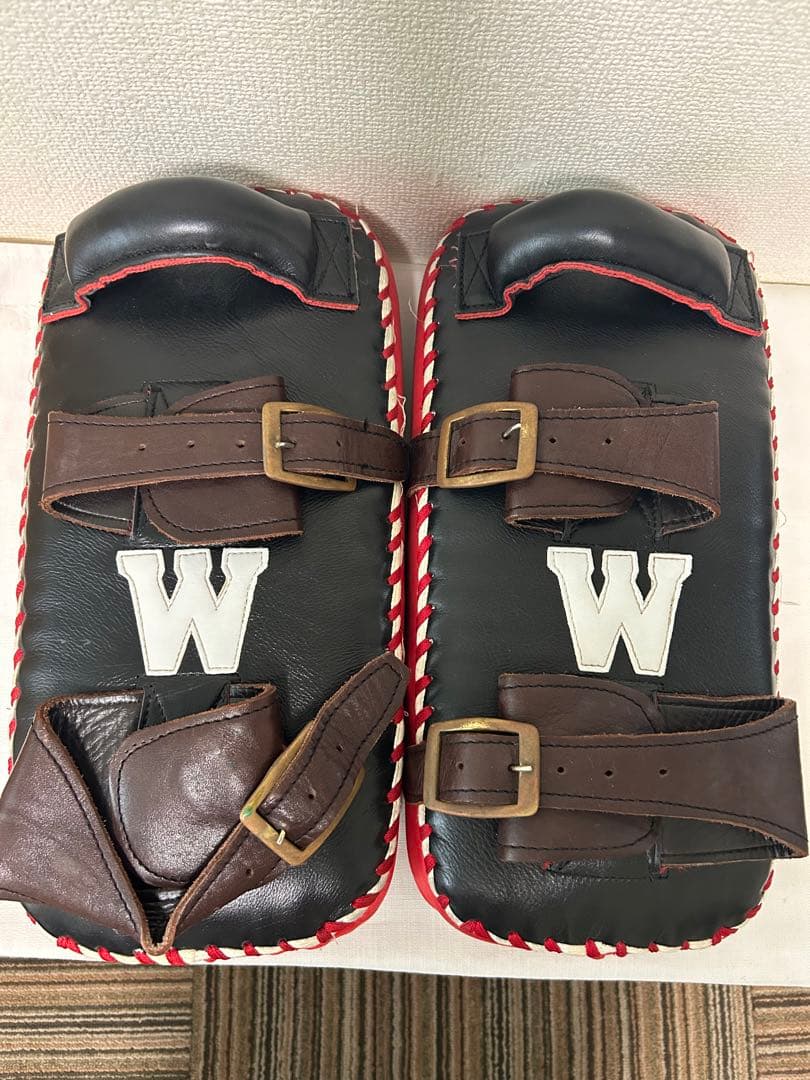 W レザー パンチングミット 黒/赤