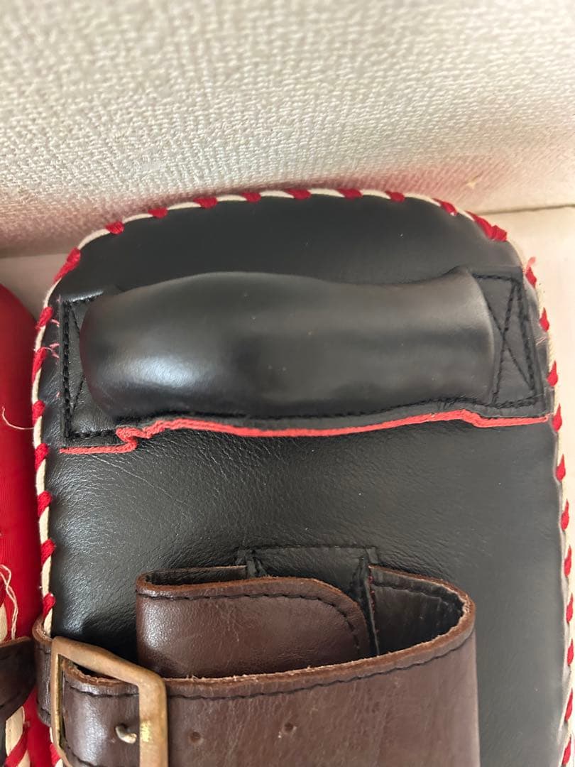 W レザー パンチングミット 黒/赤