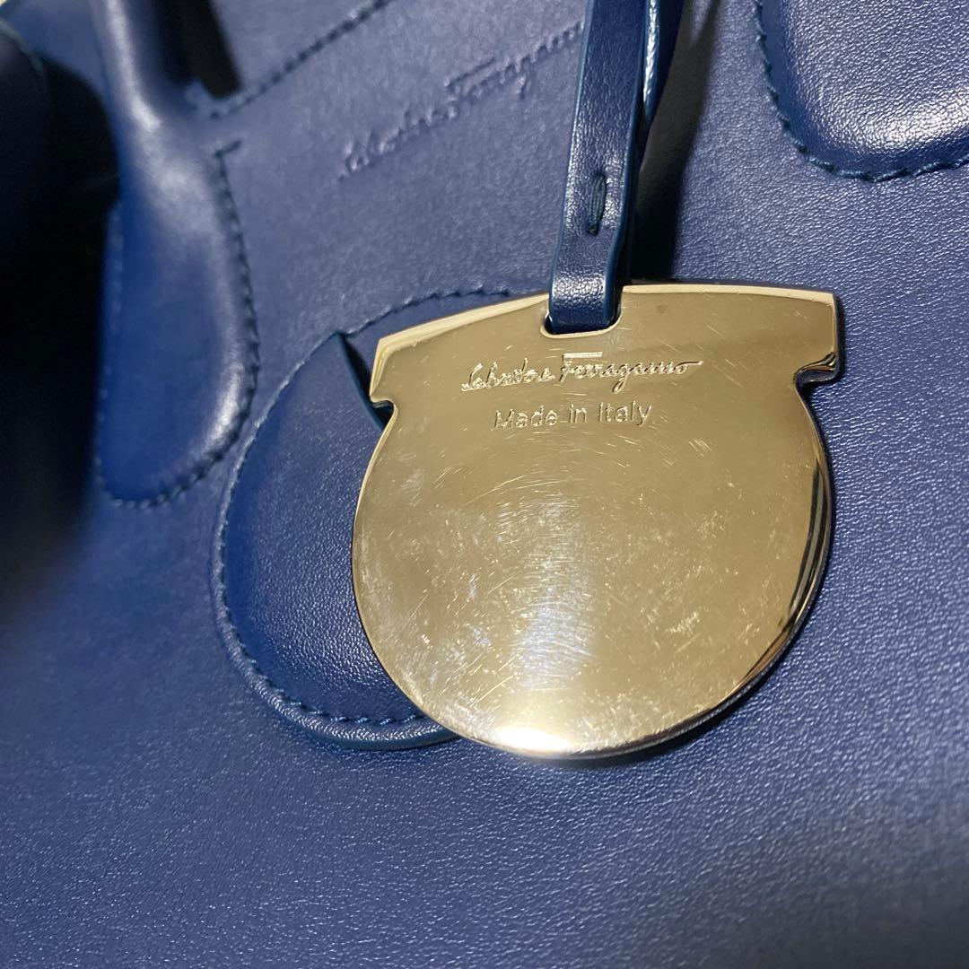 サルヴァトーレフェラガモ ノリータ ハンドバッグ ネイビー