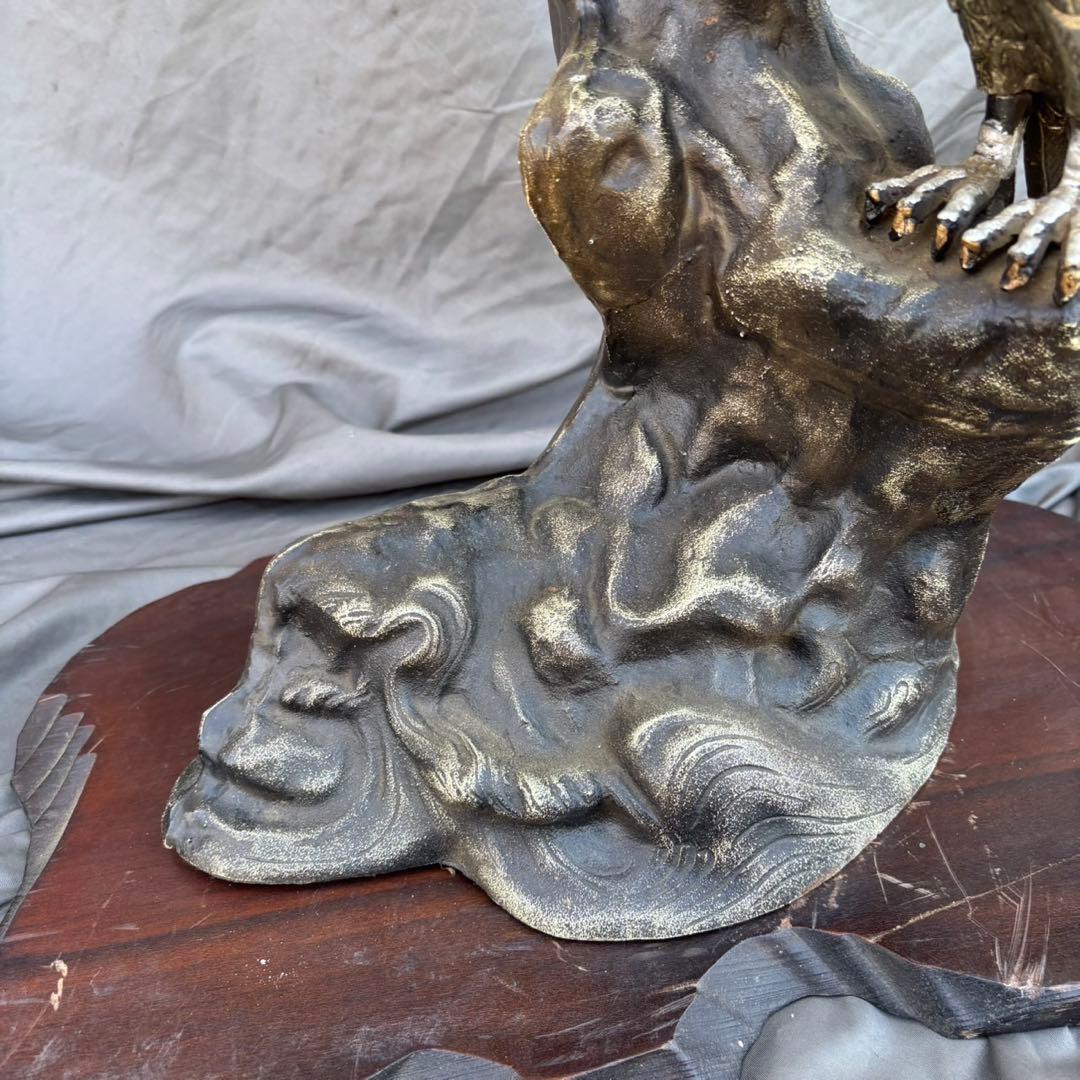 Hy131　鷹の置物　金属製　オブジェ　木製台座付き　刻印あり　インテリア