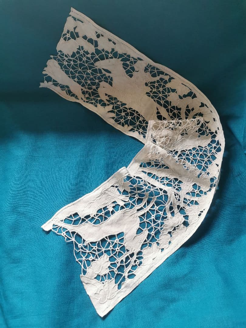 アンティーク フランス 狩猟の光景 鹿・騎馬者・犬 カットワーク リネンクロス