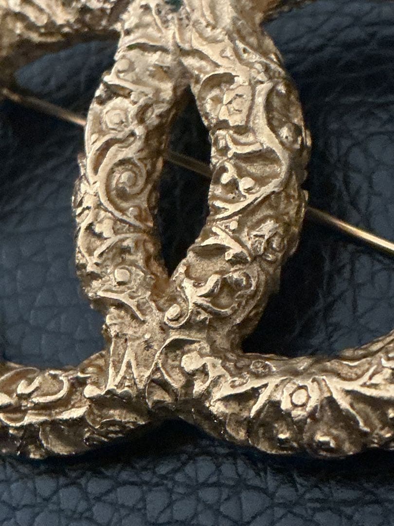 時*計様 本物保証！希少 シャネル ブローチ 溶岩 ココマーク ゴールド ！