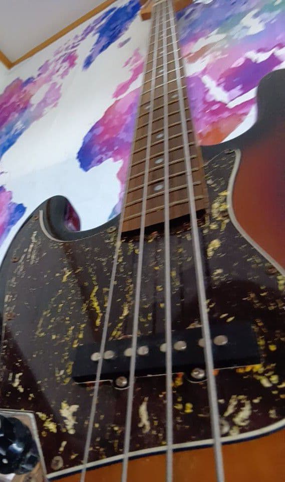 『けいおん！』秋山澪レプリカモデルエレキベース サンバースト 　大幅値下げ中！