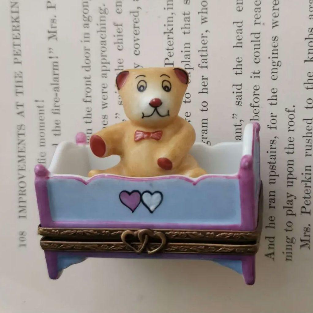 リモージュボックス　テディベアとベビーベッド　フランス製トリンケットボックス