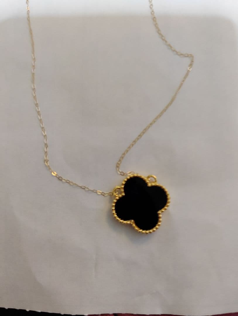 18k サウジアラビアの金。 黒のクローバーペンダントネックレス