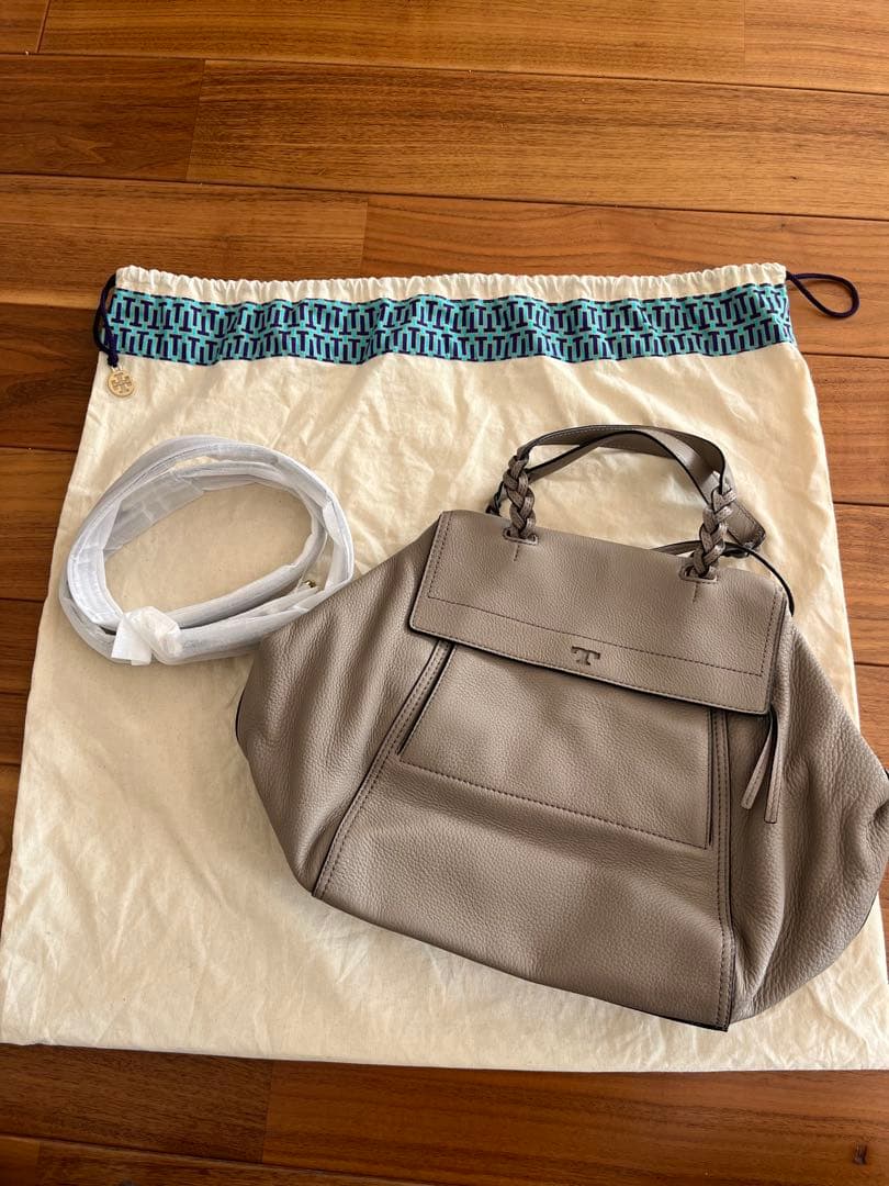 トリバーチ グレー レザー トートバッグ ショルダーストラップ付き
