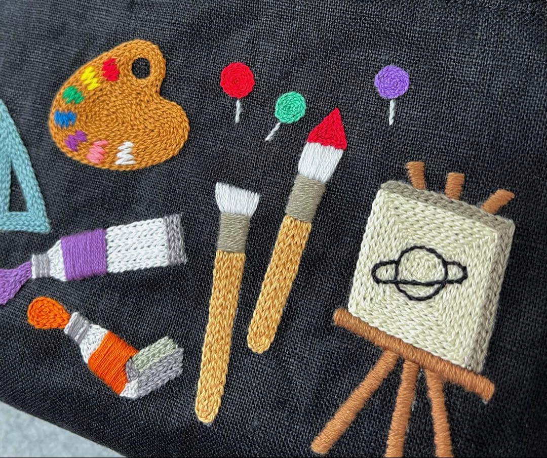 ハンドメイド　手刺繍　ファスナーポーチ☆ゆりです