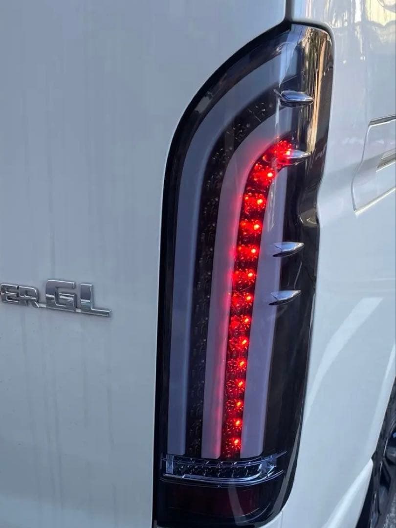 中古品トヨタ・ハイエース200系 LED TAIL LAMP 左右セット