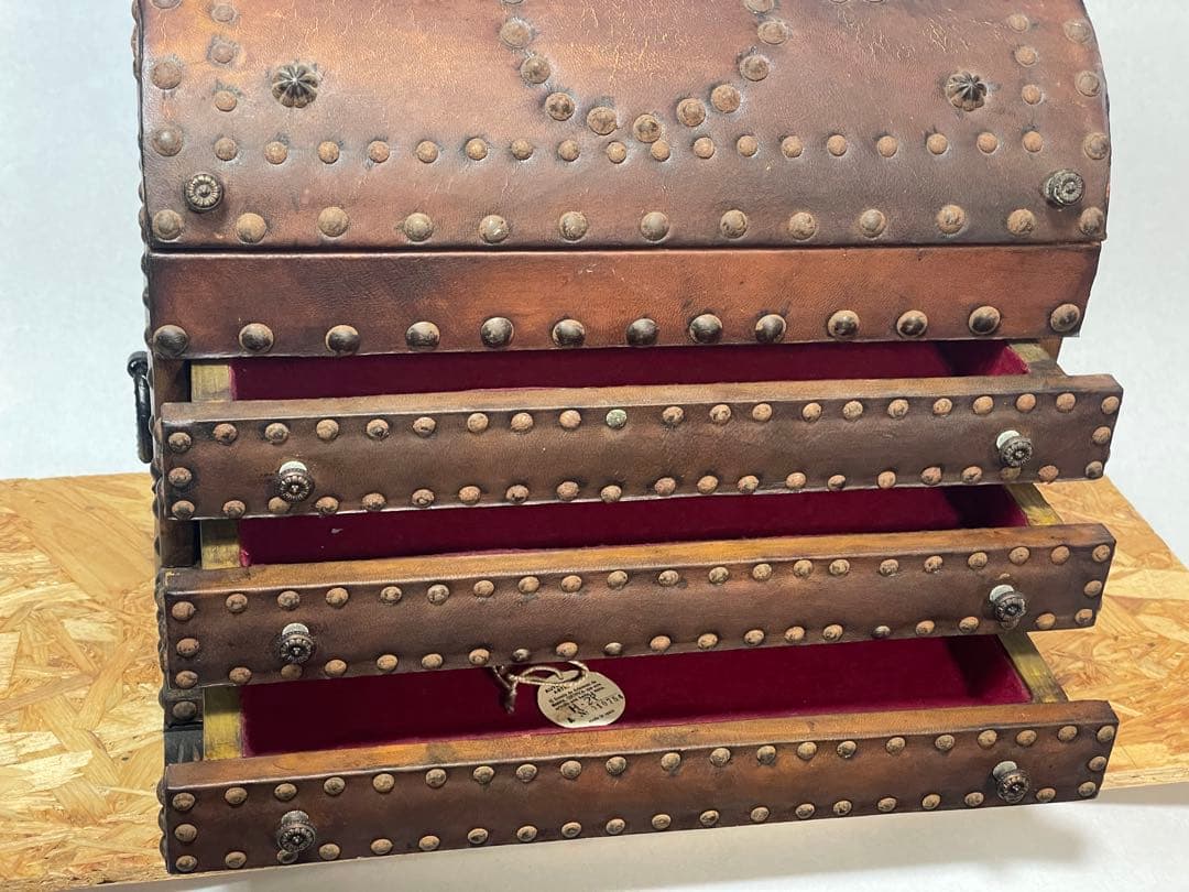 スペイン製、アンティーク宝箱　「難あり」