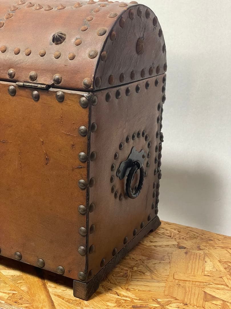 スペイン製、アンティーク宝箱　「難あり」