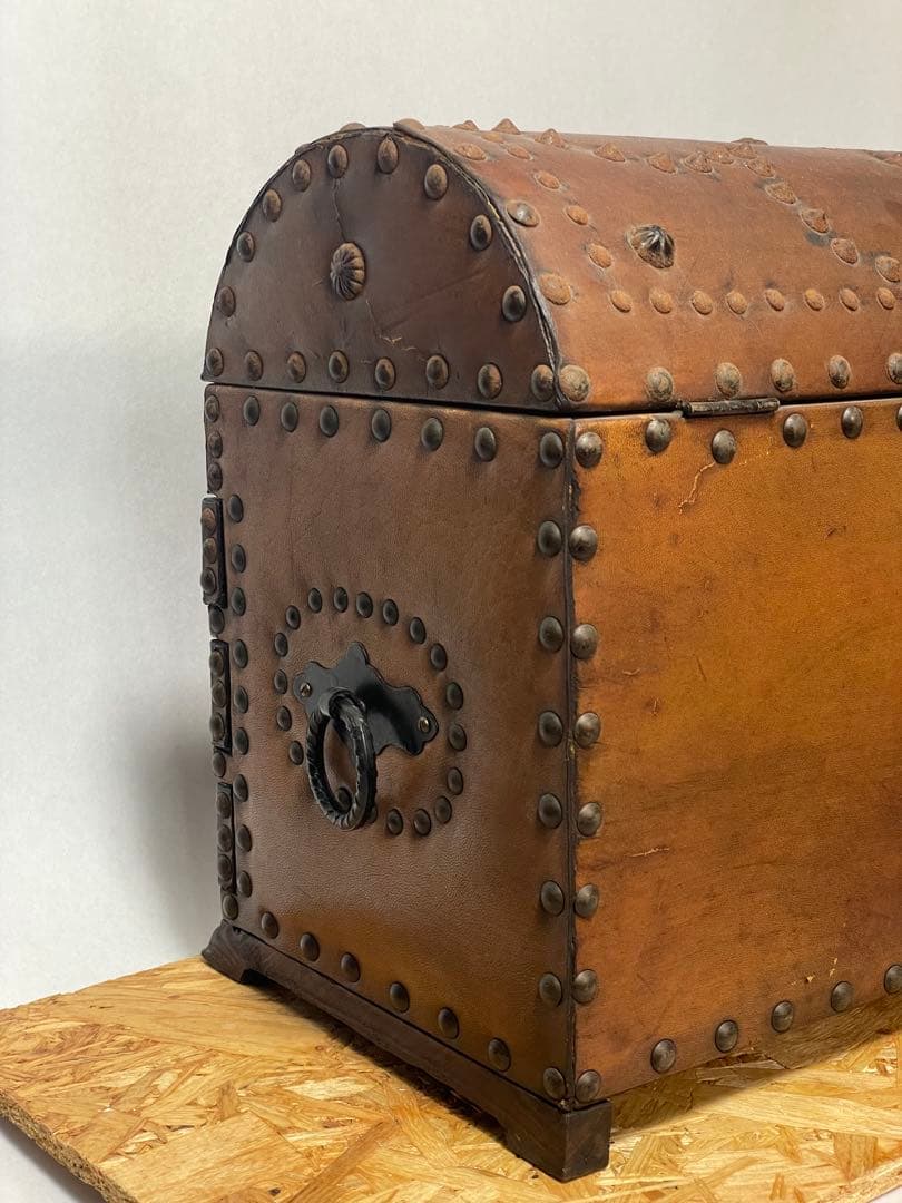 スペイン製、アンティーク宝箱　「難あり」