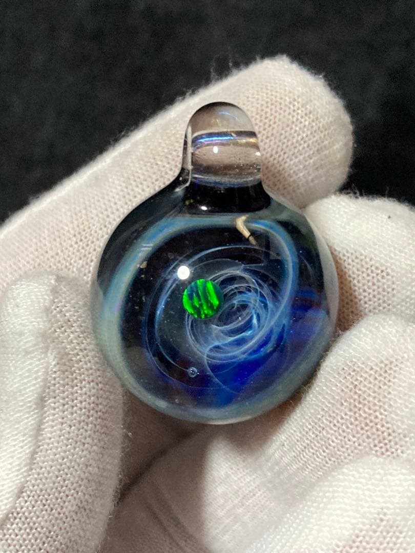 凄く綺麗なグリーンのオパールの入った宇宙ガラス。