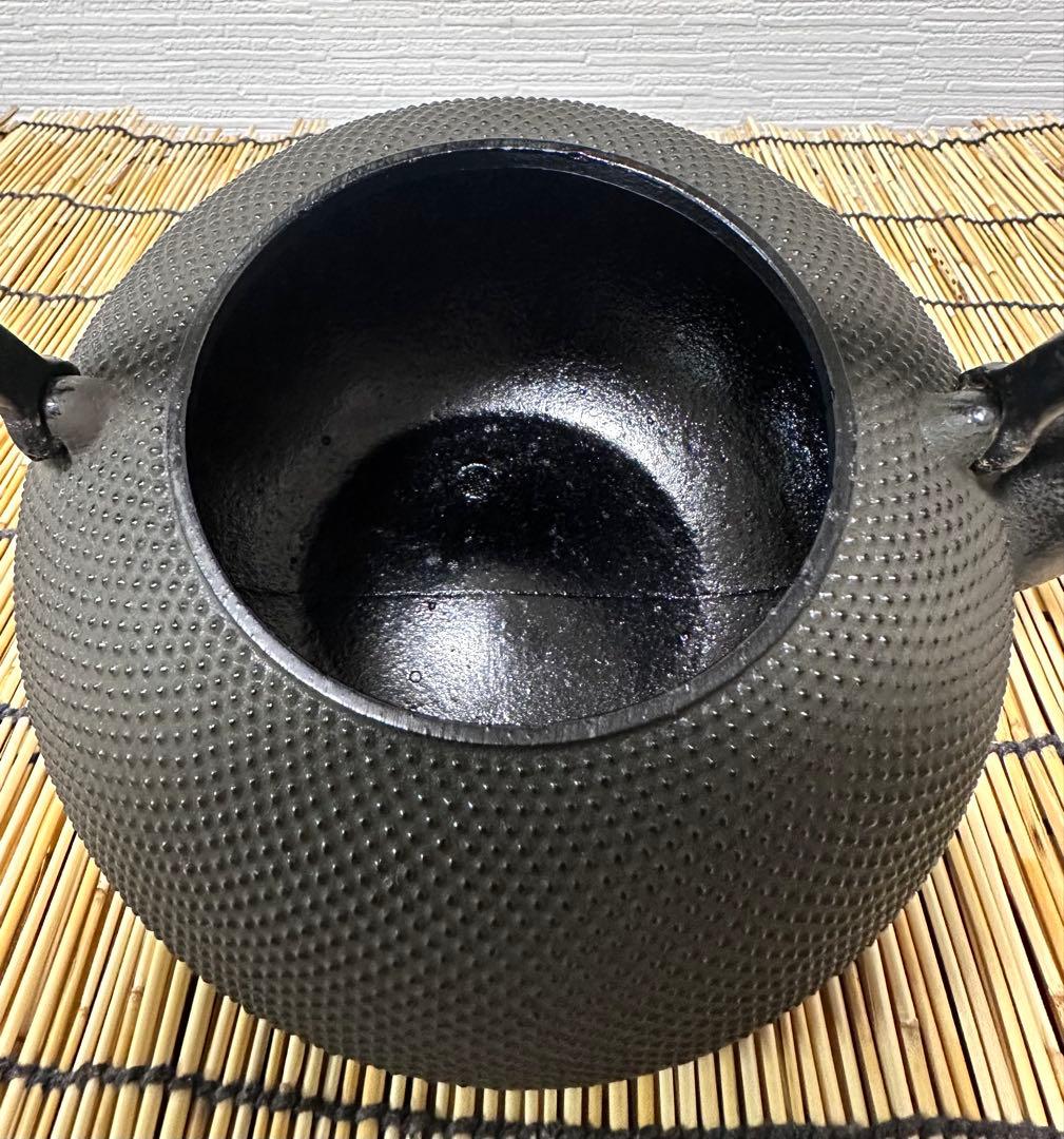 未使用、付属品付 南部盛栄堂販売 南部秀山 佐藤 勝弘作 １５型アラレ 鉄瓶