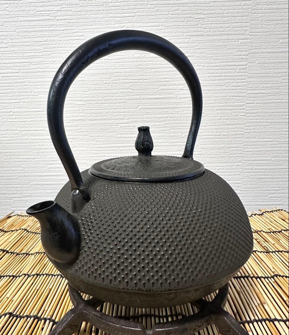 未使用、付属品付 南部盛栄堂販売 南部秀山 佐藤 勝弘作 １５型アラレ 鉄瓶