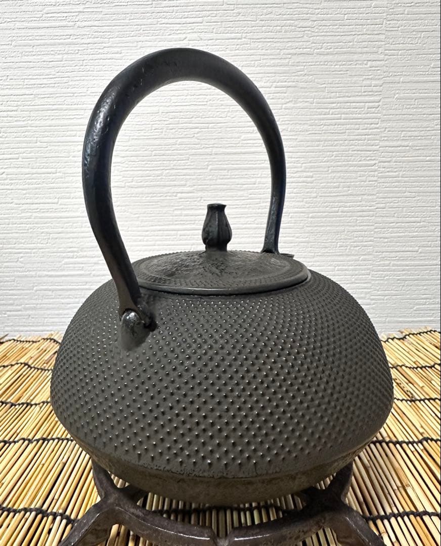 未使用、付属品付 南部盛栄堂販売 南部秀山 佐藤 勝弘作 １５型アラレ 鉄瓶