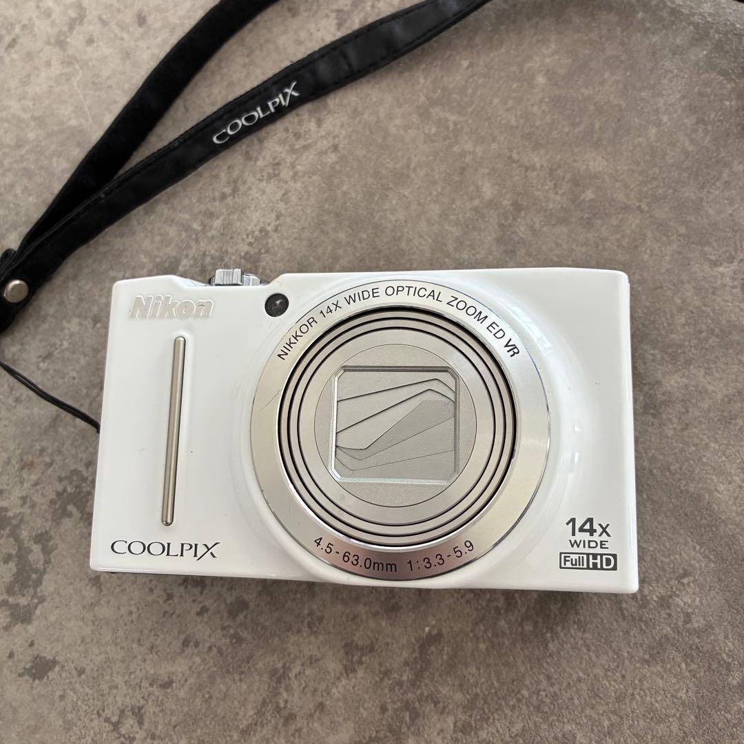 NIKON デジカメ　充電器あり　ホワイト