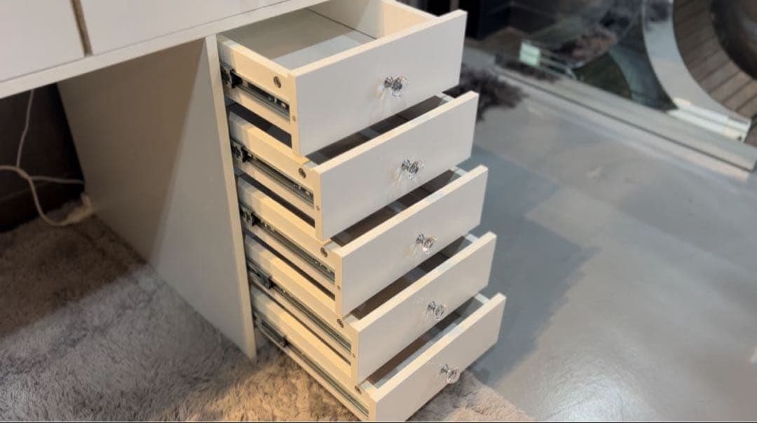 ホワイト 木製 ドレッサー ミラー付き • 在庫は1点のみです。