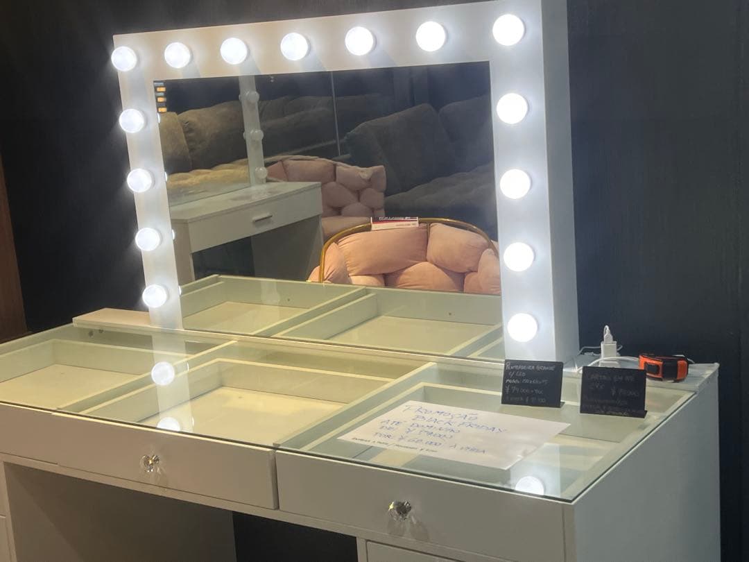 ホワイト 木製 ドレッサー ミラー付き • 在庫は1点のみです。